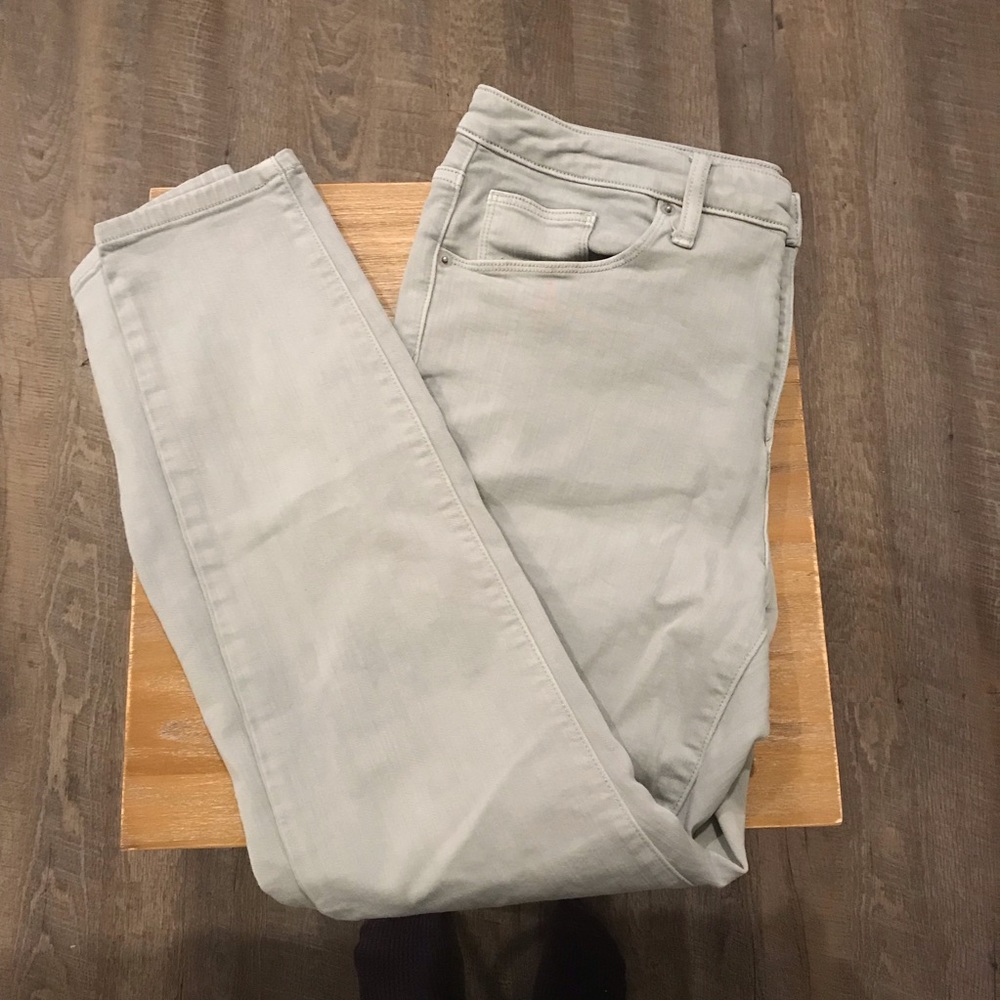 Grey-White Universal Thread